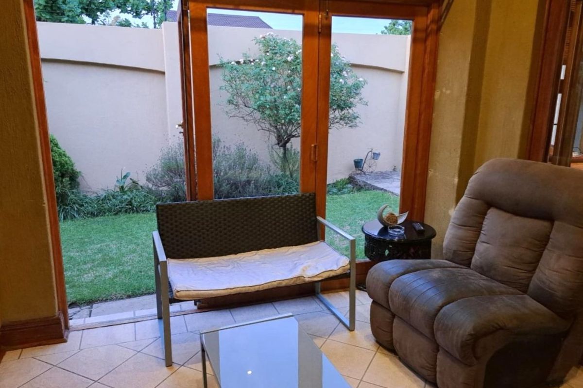 Stunning Up Market Tuscan Townhouse in Secunda - Photo 4