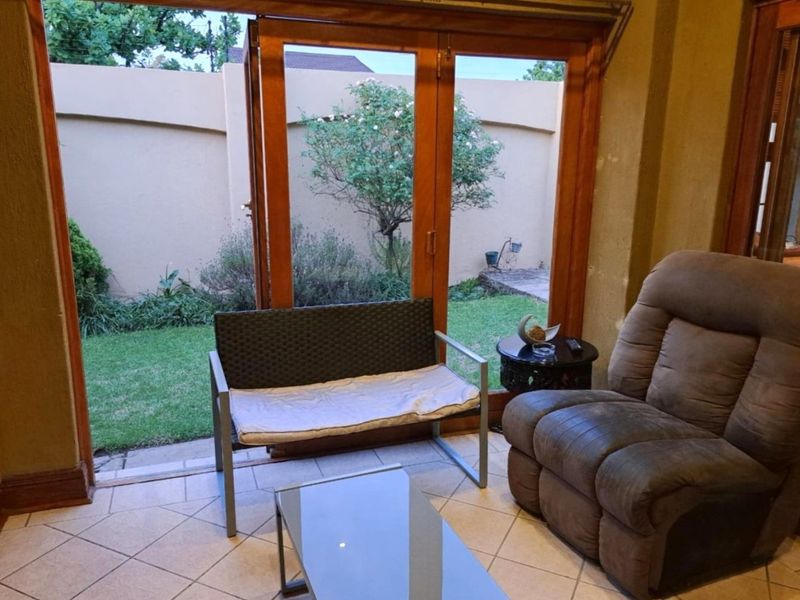 Stunning Up Market Tuscan Townhouse in Secunda - Photo 4