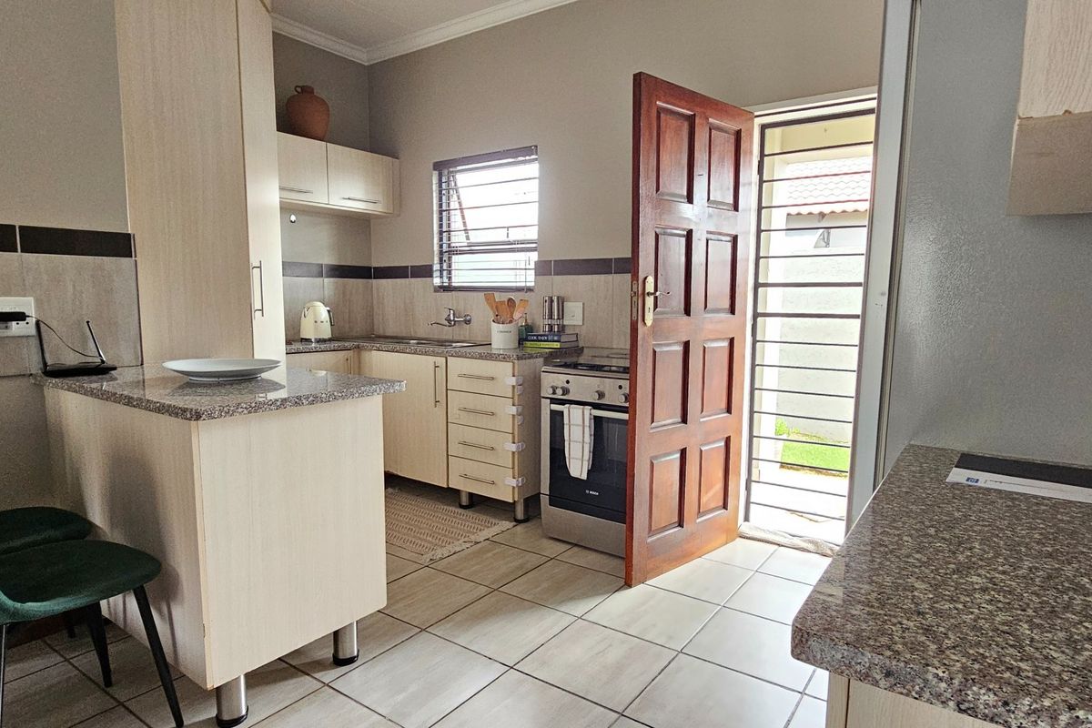 Stunning Modern 3 Bedroom Town House in Terra Nova with Extra Large totaly Fenced Garden - Photo 5