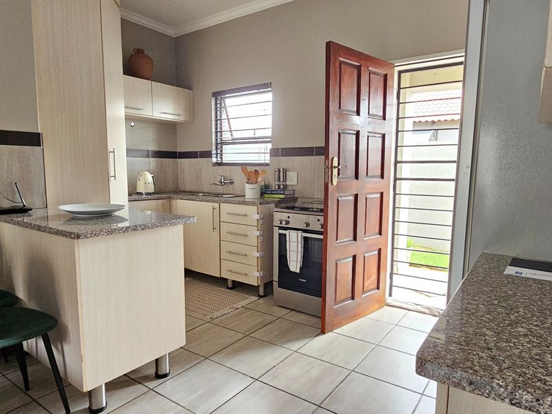 Stunning Modern 3 Bedroom Town House in Terra Nova with Extra Large totaly Fenced Garden - Photo 5