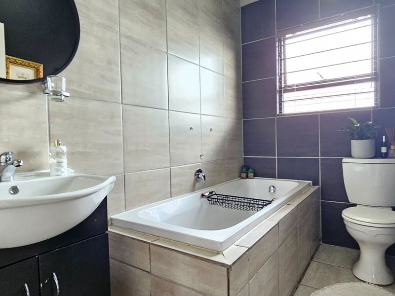 Stunning Modern 3 Bedroom Town House in Terra Nova with Extra Large totaly Fenced Garden - Photo 10