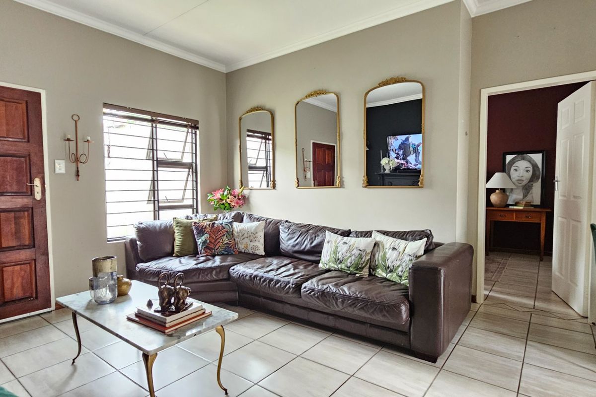 Stunning Modern 3 Bedroom Town House in Terra Nova with Extra Large totaly Fenced Garden - Photo 3