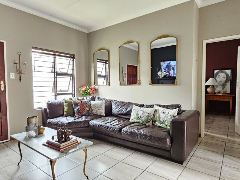 Stunning Modern 3 Bedroom Town House in Terra Nova with Extra Large totaly Fenced Garden - Photo 3