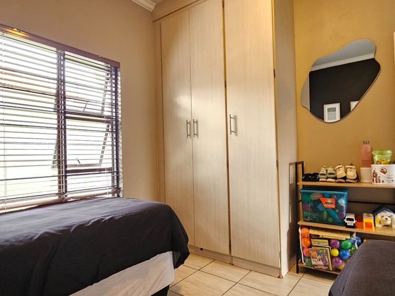 Stunning Modern 3 Bedroom Town House in Terra Nova with Extra Large totaly Fenced Garden - Photo 9