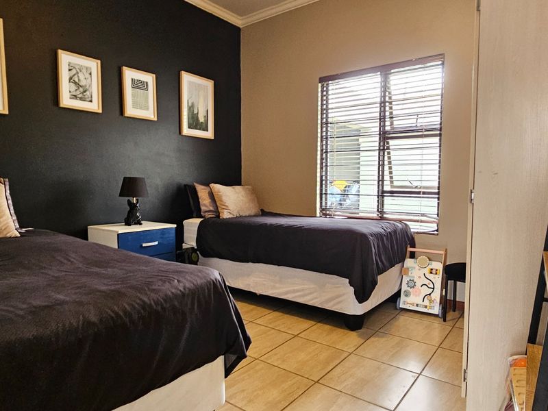 Stunning Modern 3 Bedroom Town House in Terra Nova with Extra Large totaly Fenced Garden - Photo 8