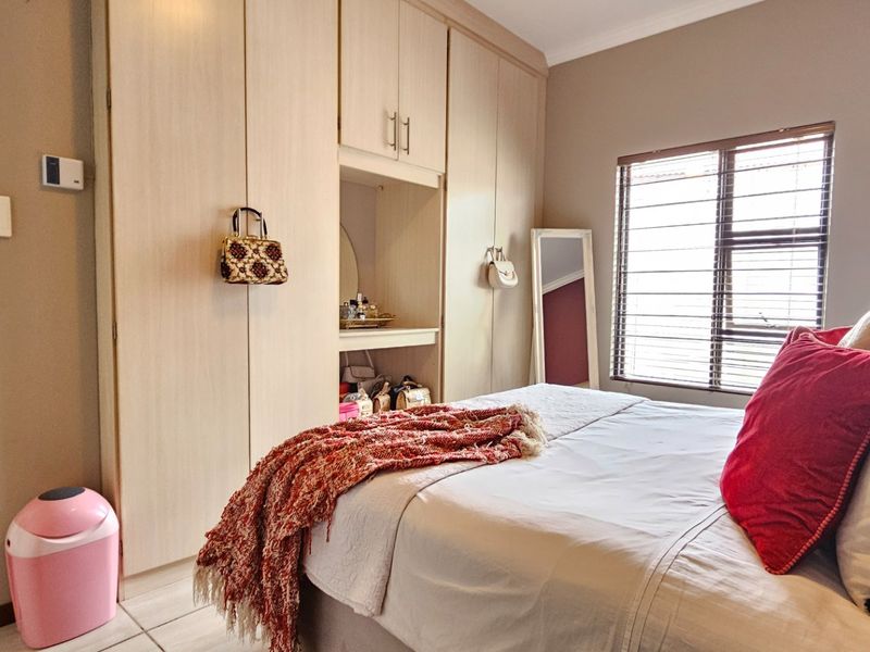 Stunning Modern 3 Bedroom Town House in Terra Nova with Extra Large totaly Fenced Garden - Photo 7