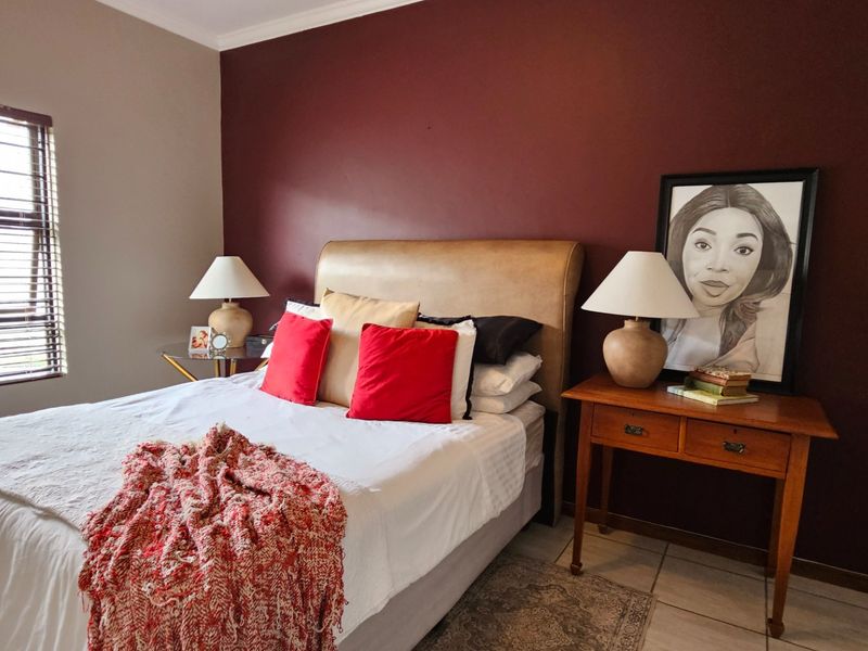 Stunning Modern 3 Bedroom Town House in Terra Nova with Extra Large totaly Fenced Garden - Photo 6