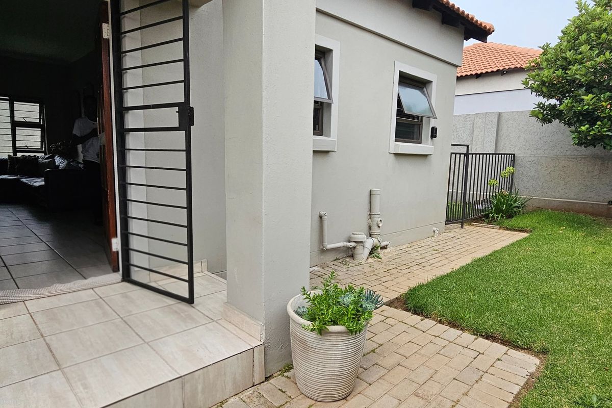 Stunning Modern 3 Bedroom Town House in Terra Nova with Extra Large totaly Fenced Garden - Photo 2