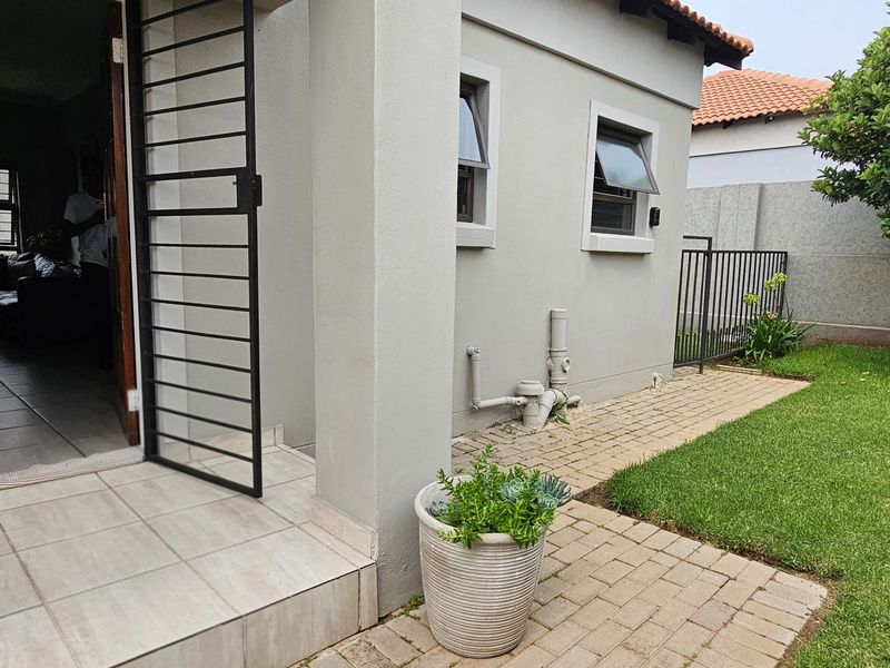 Stunning Modern 3 Bedroom Town House in Terra Nova with Extra Large totaly Fenced Garden - Photo 2