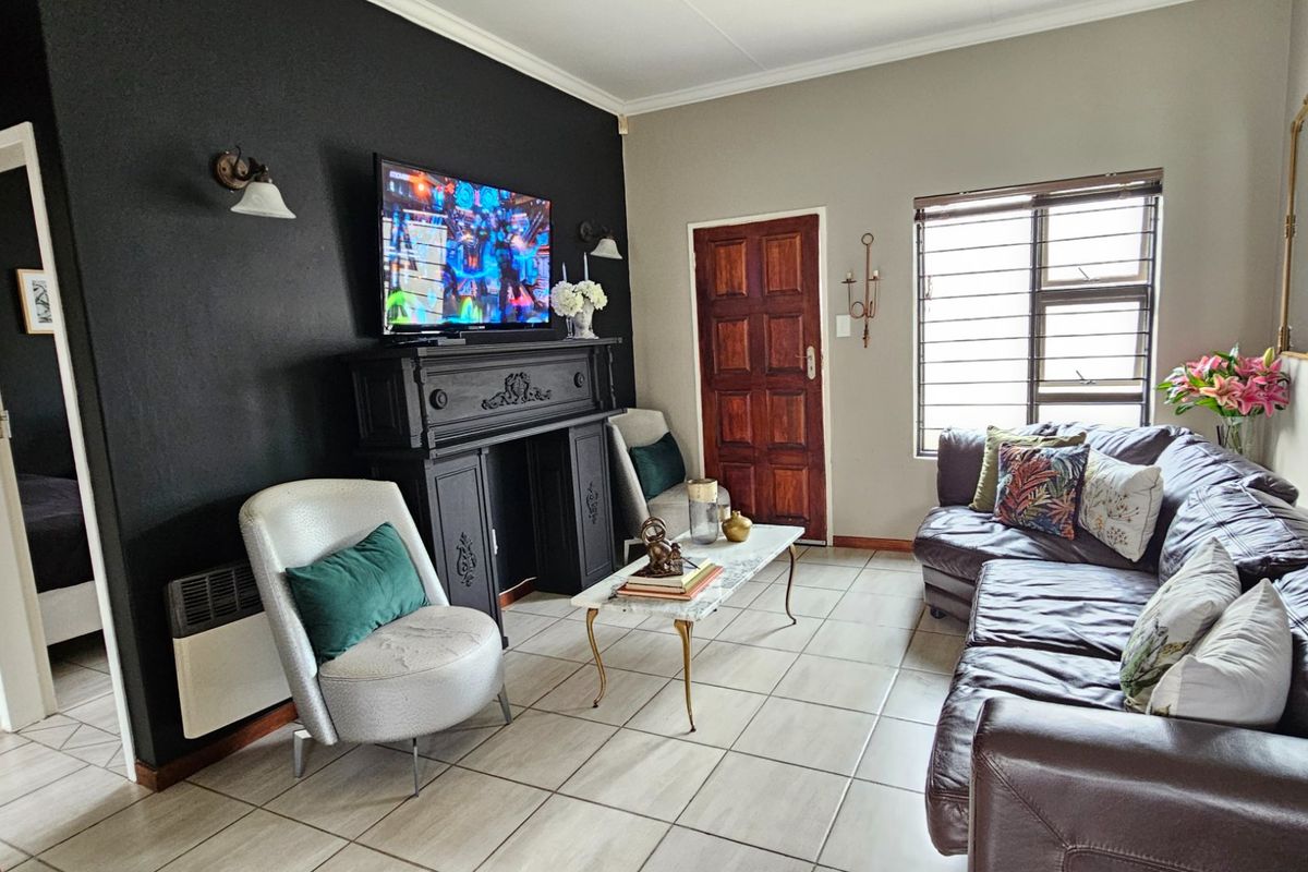 Stunning Modern 3 Bedroom Town House in Terra Nova with Extra Large totaly Fenced Garden - Photo 4