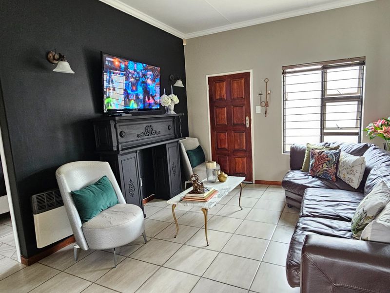 Stunning Modern 3 Bedroom Town House in Terra Nova with Extra Large totaly Fenced Garden - Photo 4