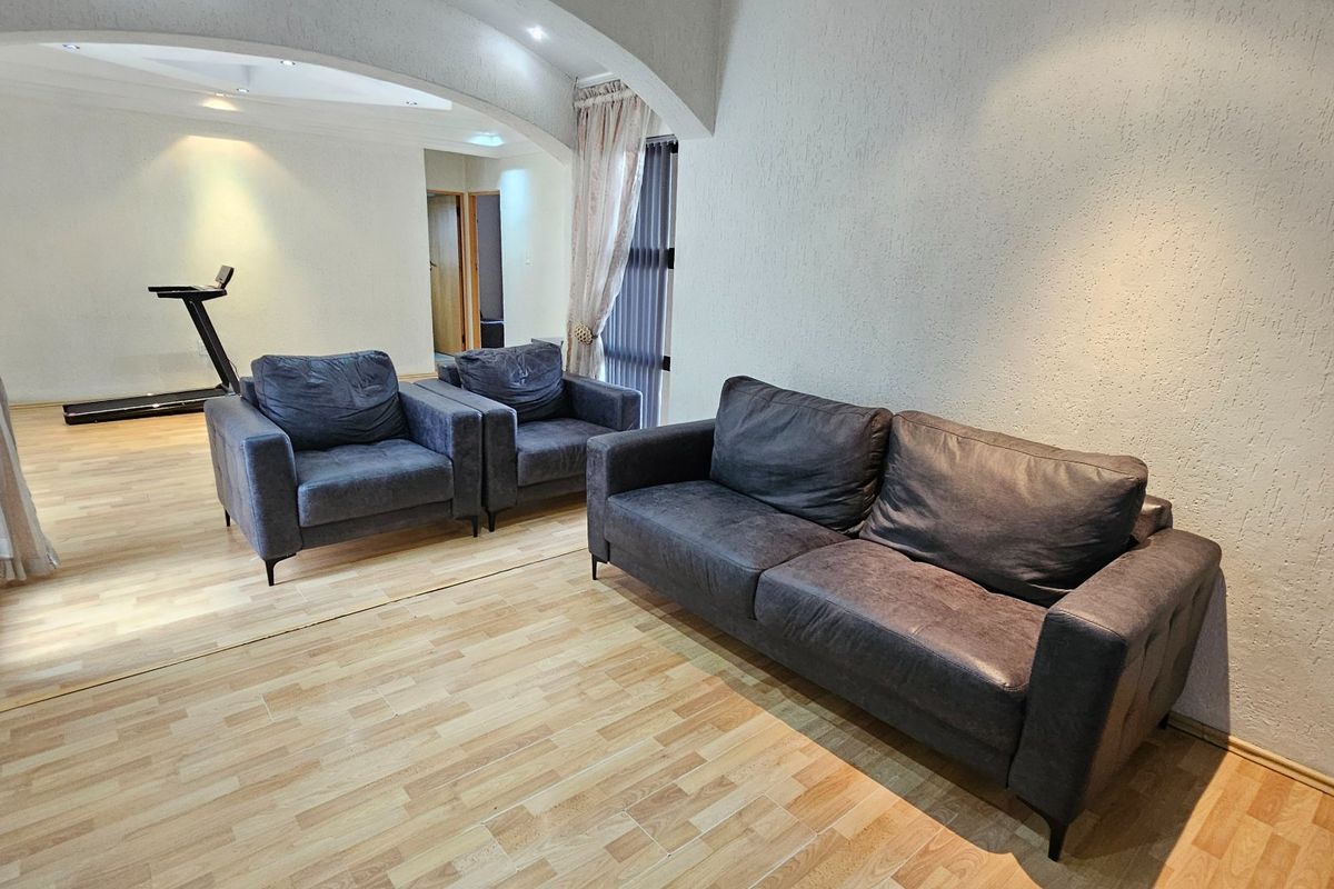 Stunning 5 Bed, 4 Bath Upmarket Home in Trichardt - Photo 3