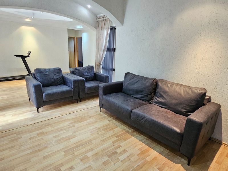 Stunning 5 Bed, 4 Bath Upmarket Home in Trichardt - Photo 3