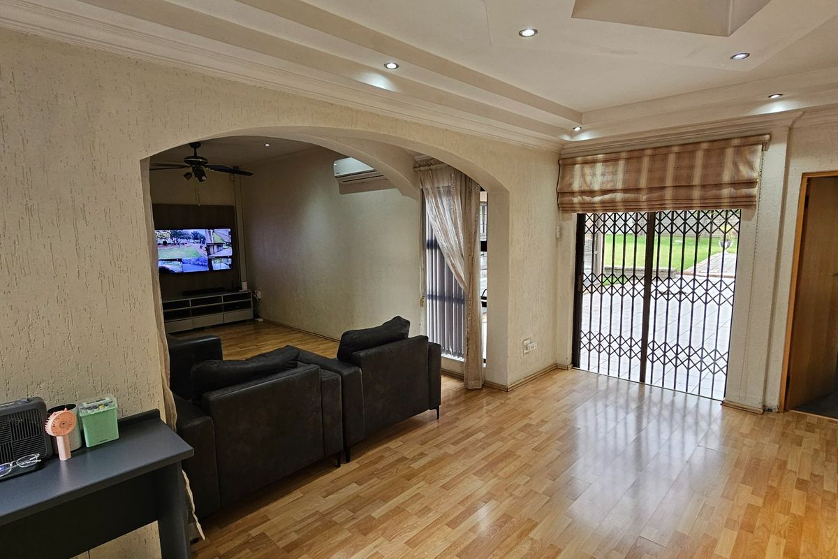 Stunning 5 Bed, 4 Bath Upmarket Home in Trichardt - Photo 4