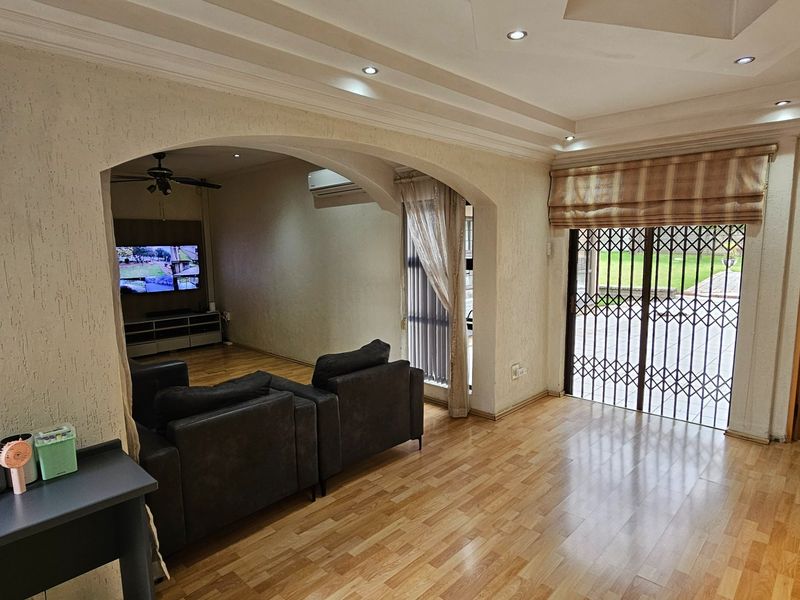 Stunning 5 Bed, 4 Bath Upmarket Home in Trichardt - Photo 4