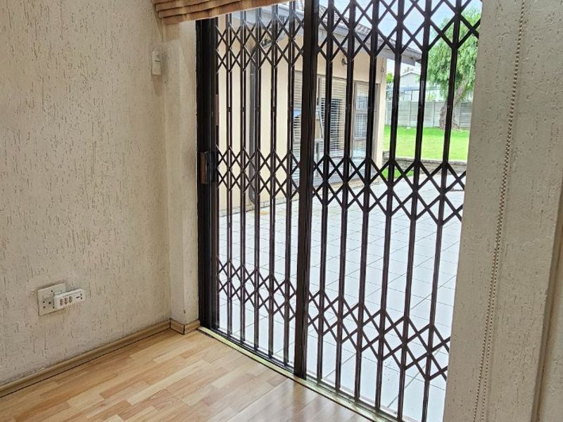 Stunning 5 Bed, 4 Bath Upmarket Home in Trichardt - Photo 5