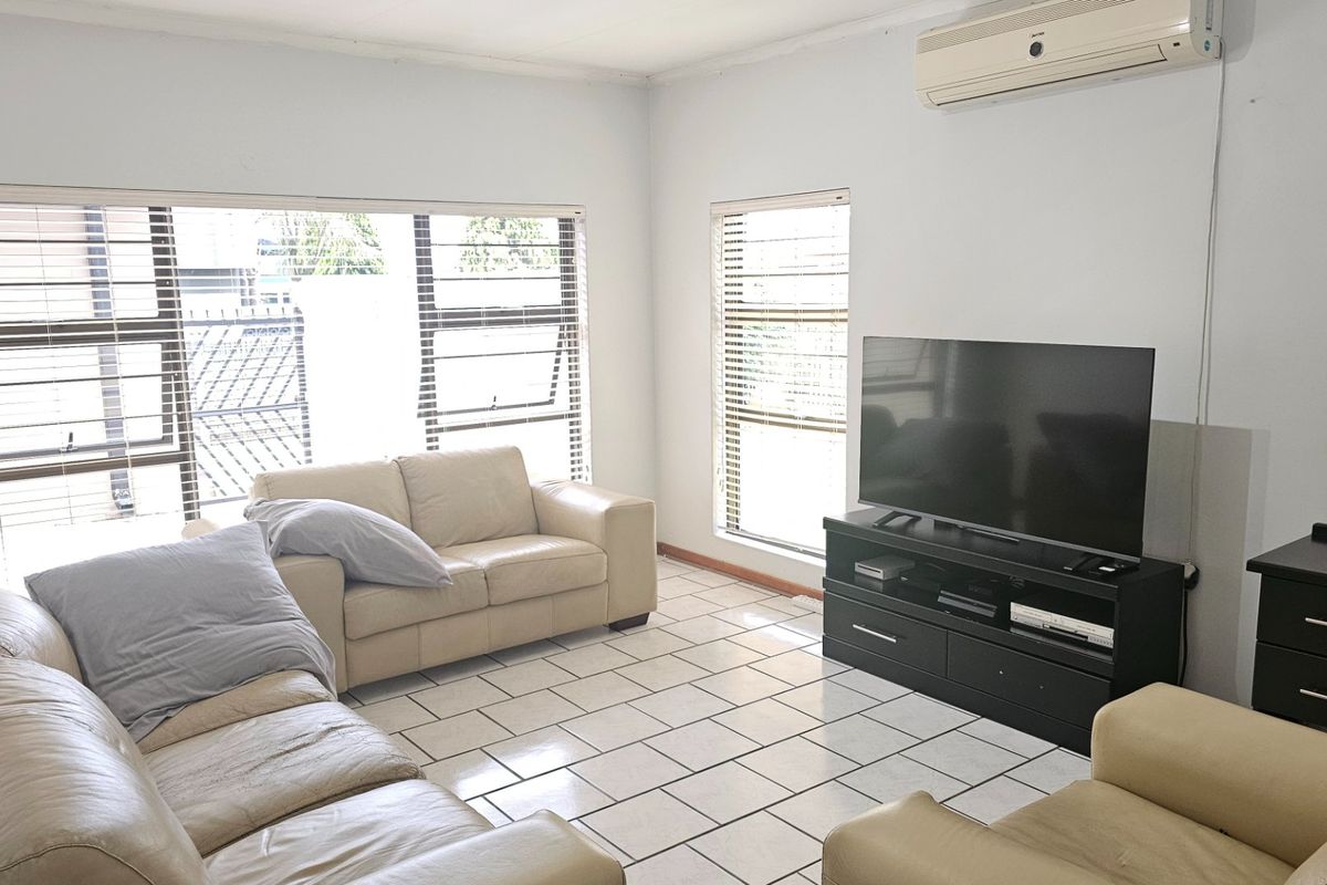 Stunning 5 Bed, 4 Bath Upmarket Home in Trichardt - Photo 2