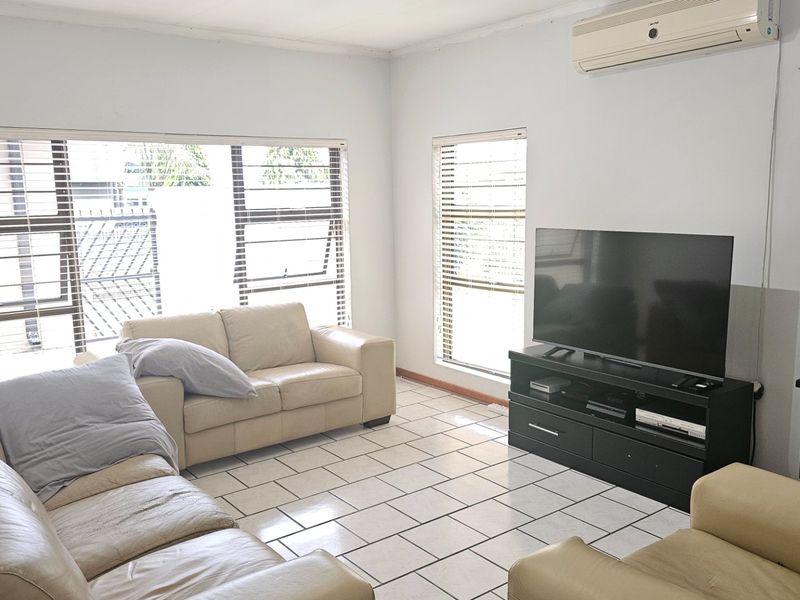 Stunning 5 Bed, 4 Bath Upmarket Home in Trichardt - Photo 2