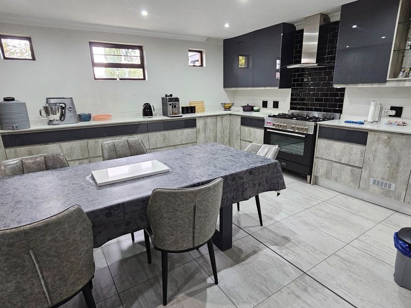 Stunning 5 Bed, 4 Bath Upmarket Home in Trichardt - Photo 8