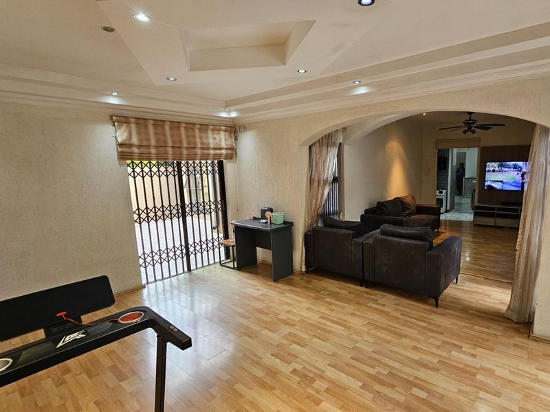 Stunning 5 Bed, 4 Bath Upmarket Home in Trichardt - Photo 6