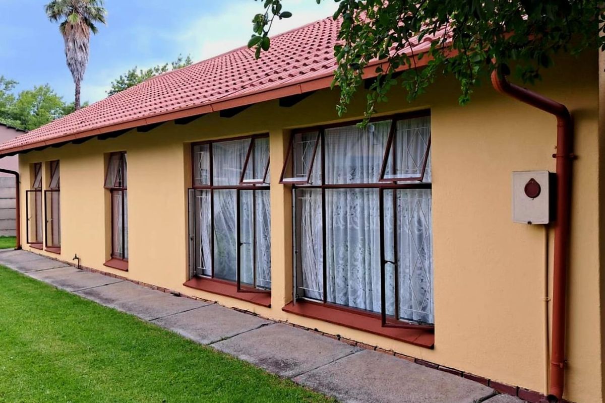 Stunning Three Bedroom Home for Sale in Secunda - Photo 4