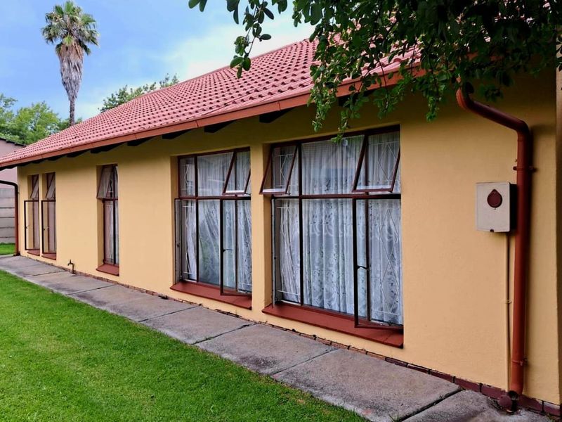 Stunning Three Bedroom Home for Sale in Secunda - Photo 4