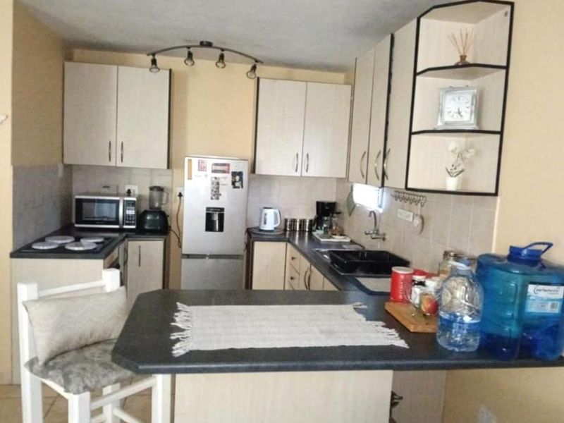 Srunning Secure Hoime in a Lovely Complex in secunda - Photo 4