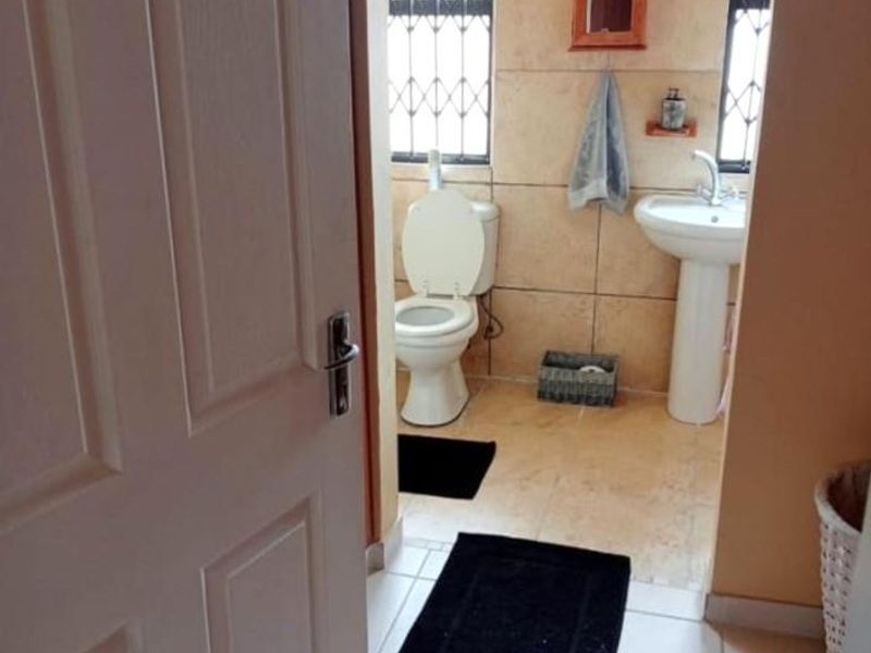 Srunning Secure Hoime in a Lovely Complex in secunda - Photo 10