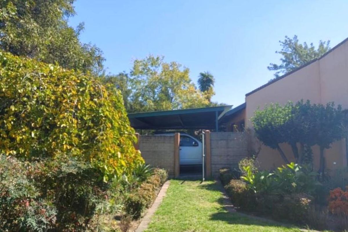 Corner Stand, Spacious, beautiful four bedroom family home for sale in Secunda - Photo 2