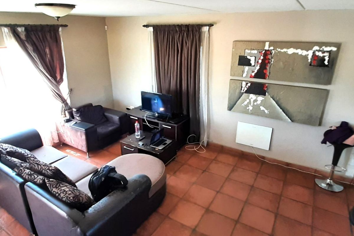Stunning Double Story Town House in Secunda - Photo 3