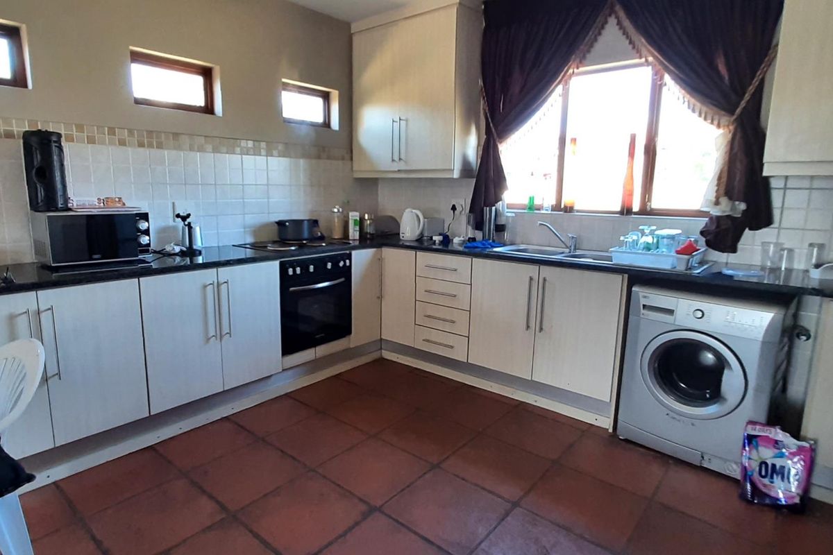 Stunning Double Story Town House in Secunda - Photo 5