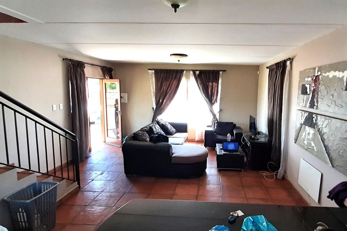 Stunning Double Story Town House in Secunda - Photo 4