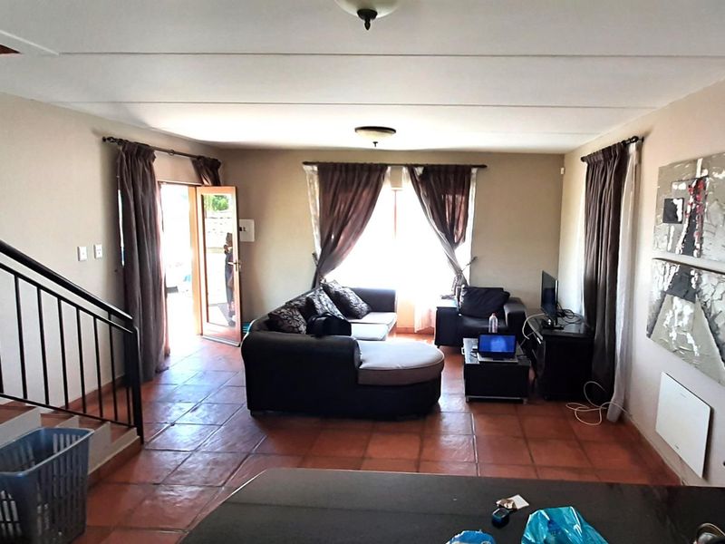 Stunning Double Story Town House in Secunda - Photo 4