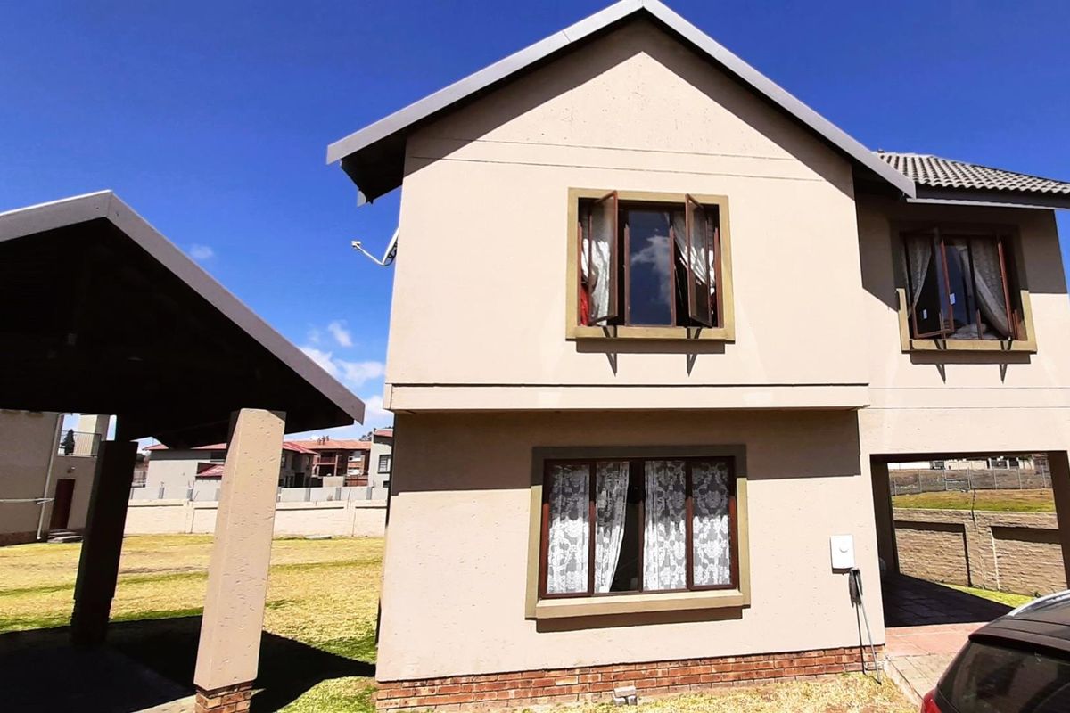 Stunning Double Story Town House in Secunda - Photo 2