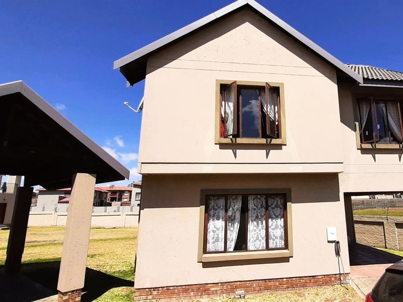 Stunning Double Story Town House in Secunda - Photo 2