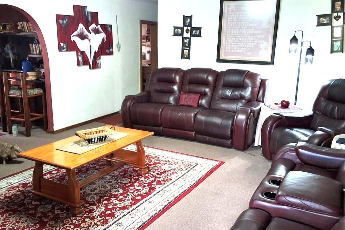 Spacious Family Home with Flat/s, Heated Pool in Sunset Park  - Photo 5