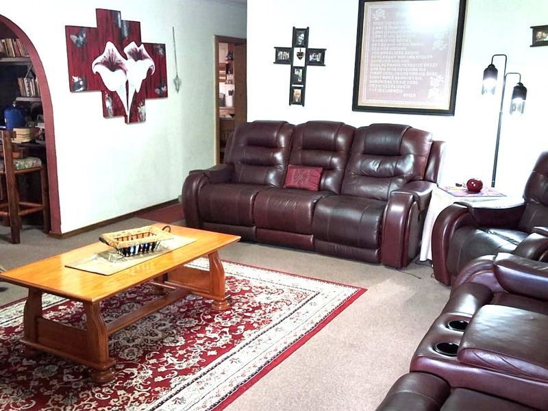 Spacious Family Home with Flat/s, Heated Pool in Sunset Park  - Photo 5