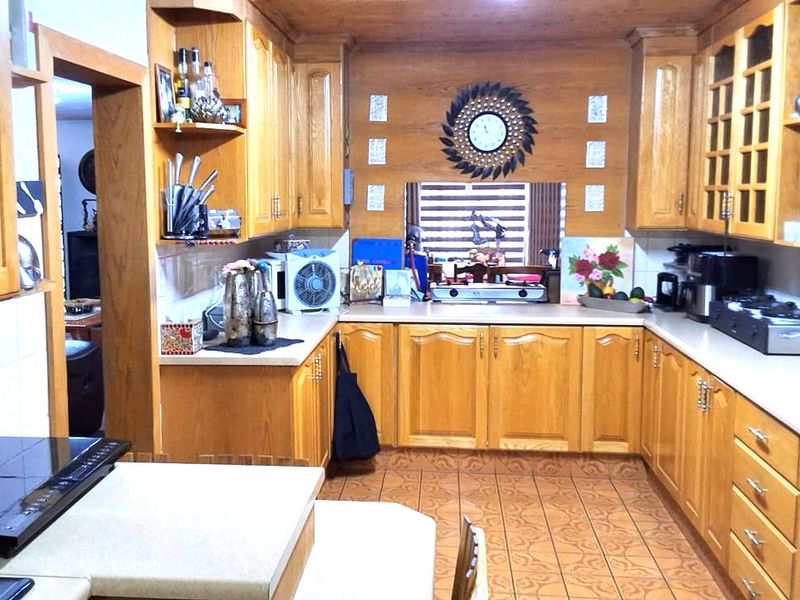 Spacious Family Home with Flat/s, Heated Pool in Sunset Park  - Photo 9