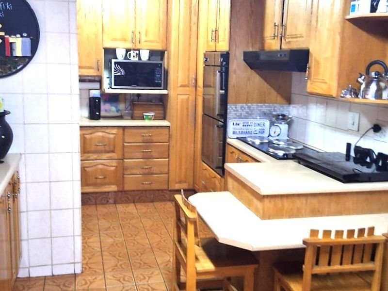 Spacious Family Home with Flat/s, Heated Pool in Sunset Park  - Photo 8