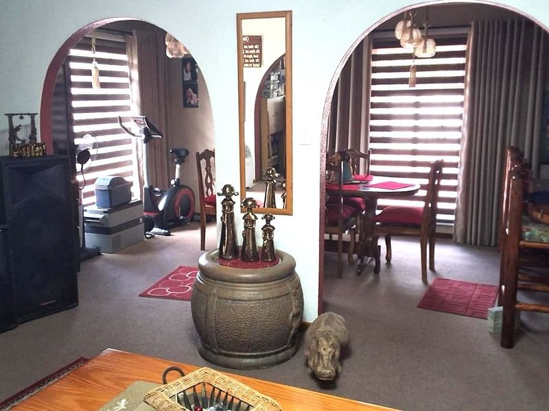 Spacious Family Home with Flat/s, Heated Pool in Sunset Park  - Photo 6