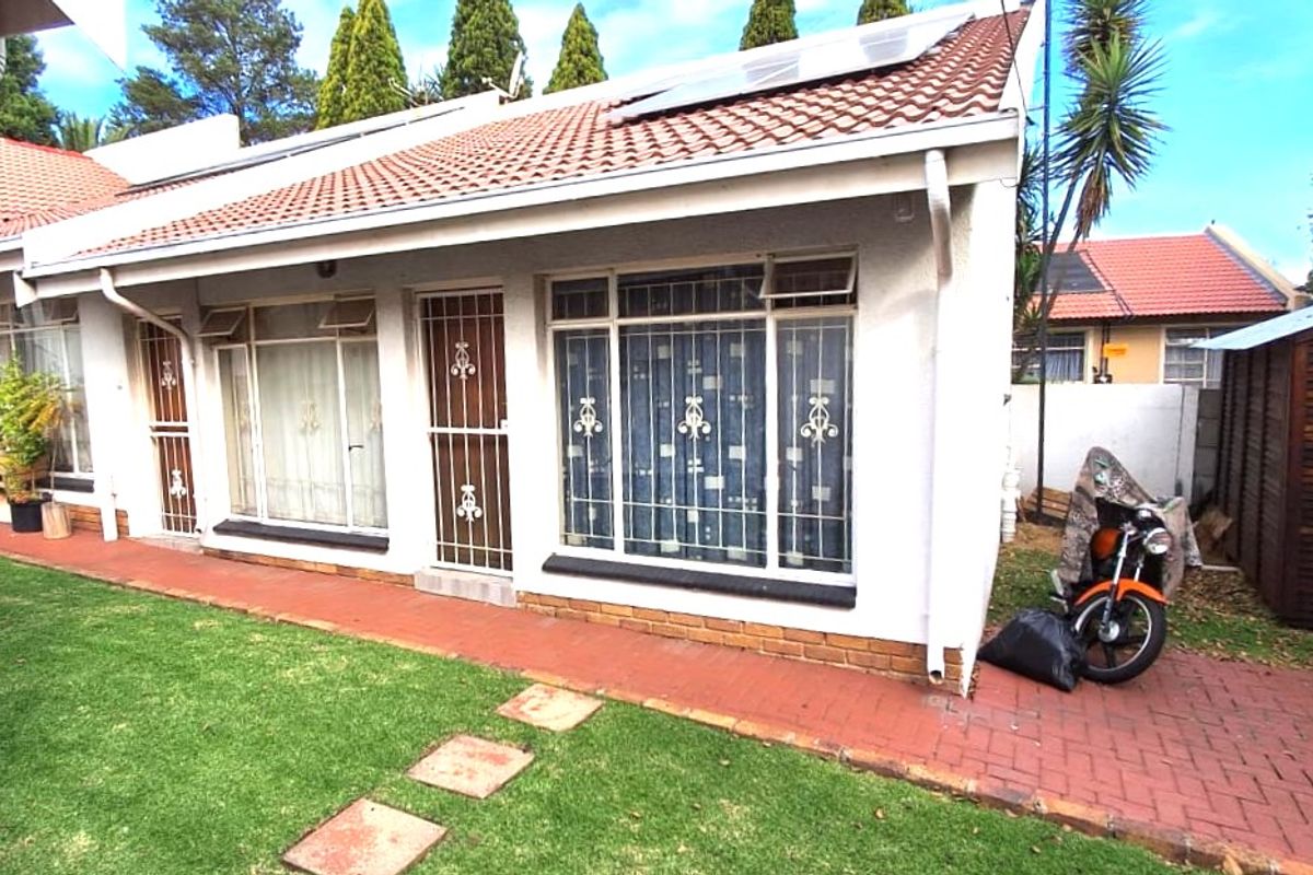 Spacious Family Home with Flat/s, Heated Pool in Sunset Park  - Photo 2