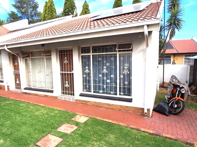 Spacious Family Home with Flat/s, Heated Pool in Sunset Park  - Photo 2