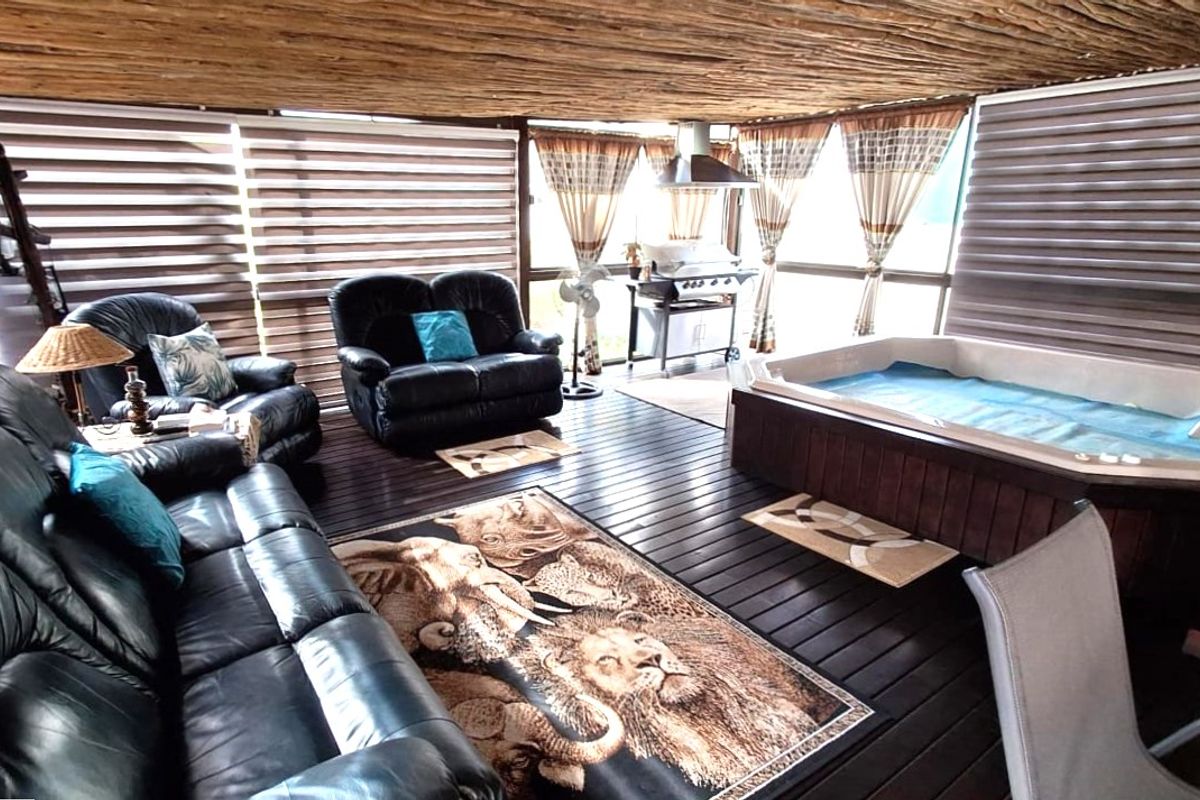 Spacious Family Home with Flat/s, Heated Pool in Sunset Park  - Photo 3