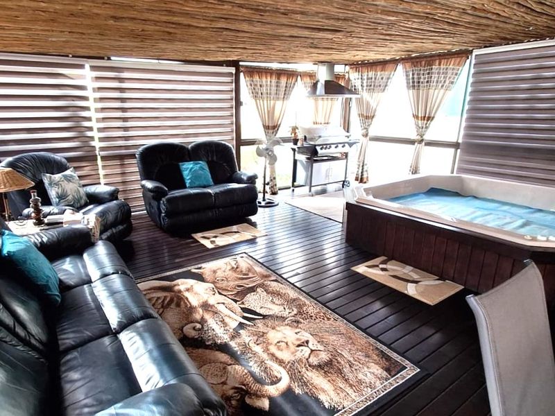 Spacious Family Home with Flat/s, Heated Pool in Sunset Park  - Photo 3