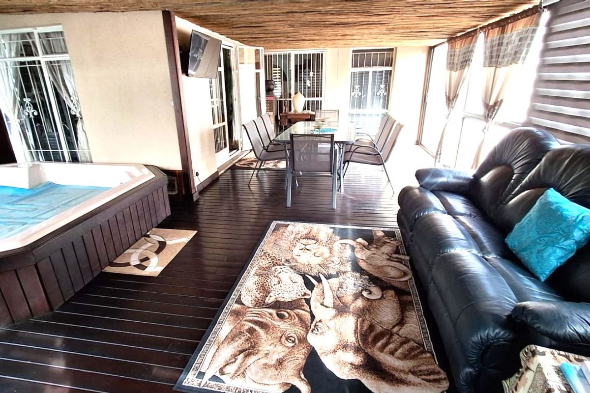 Spacious Family Home with Flat/s, Heated Pool in Sunset Park  - Photo 4