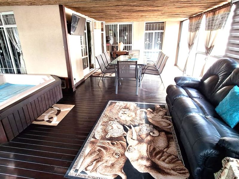 Spacious Family Home with Flat/s, Heated Pool in Sunset Park  - Photo 4