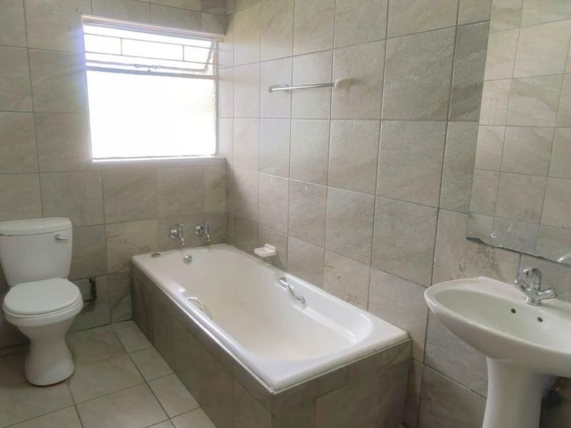 Spacious 4-Bedroom Facebrick Family Home – Walk to Kruinpark Primary - Photo 9