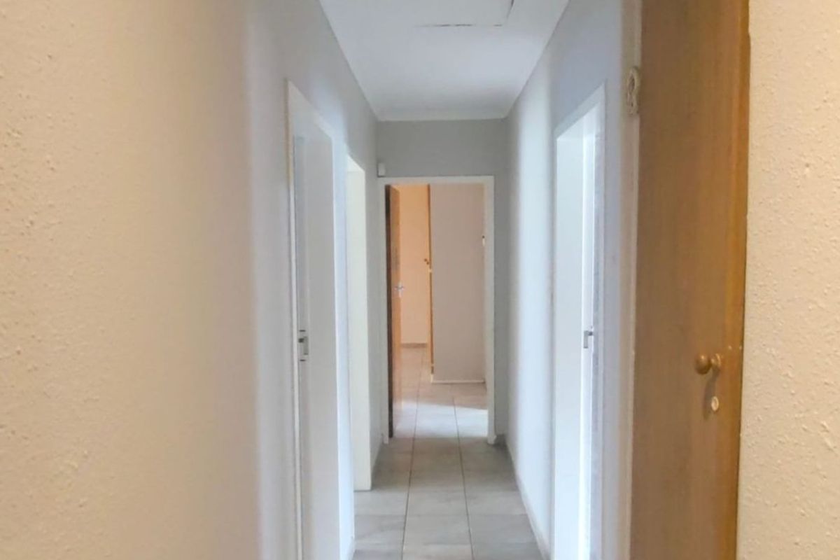 Spacious 4-Bedroom Facebrick Family Home – Walk to Kruinpark Primary - Photo 5