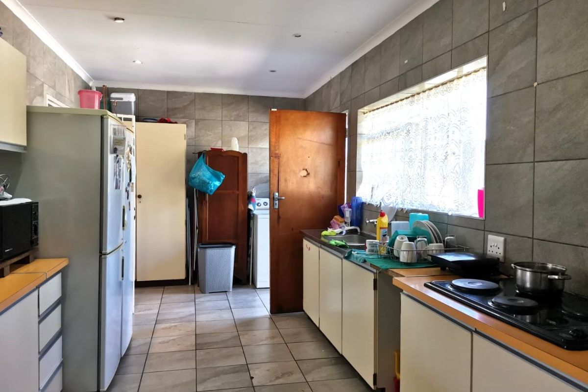 Spacious 4-Bedroom Facebrick Family Home – Walk to Kruinpark Primary - Photo 4