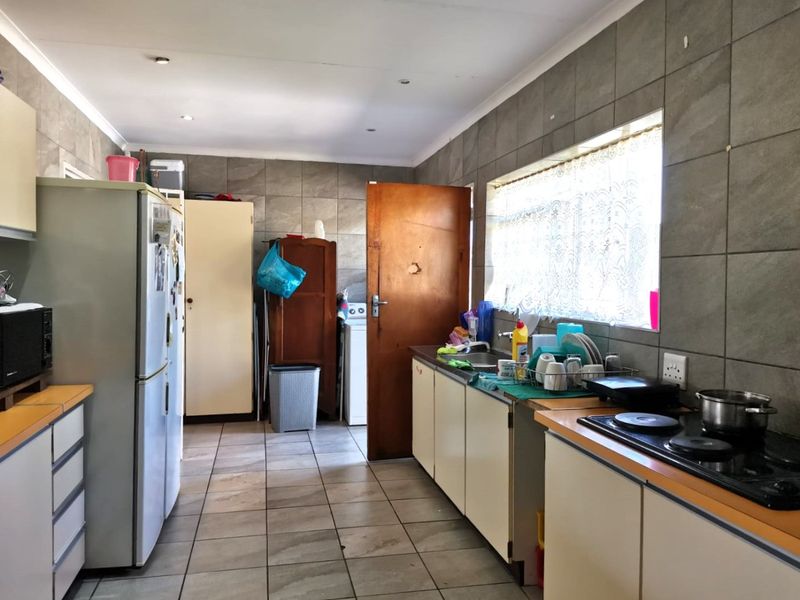 Spacious 4-Bedroom Facebrick Family Home – Walk to Kruinpark Primary - Photo 4